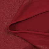 Jersey de poliéster iridiscente dorado con fondo rojo.