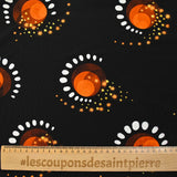 Punto de viscosa satinada con estampado eclipse naranja y fondo negro