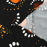 Punto de viscosa satinada con estampado eclipse naranja y fondo negro