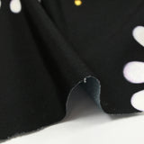 Punto de viscosa satinada con estampado eclipse naranja y fondo negro