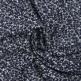 Jersey de algodón estampado con ramas de árboles blancas y fondo azul medianoche
