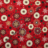 Popelina de algodón estampada con medallones navideños y copos de nieve sobre fondo rojo