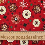 Popelina de algodón estampada con medallones navideños y copos de nieve sobre fondo rojo
