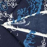 Algodón estampado japonés con fondo azul marino.