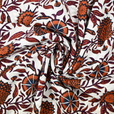Coton indien imprimé Jiya fleurs et abeille rouille fond blanc