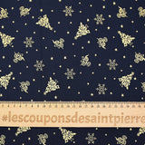 Popelina de algodón estampada con abetos, campanillas y copos de nieve dorados sobre un fondo azul medianoche