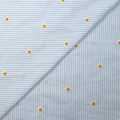 Coton tissé teint brodé marguerite fond rayé blanc et bleu ciel