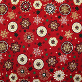 Popelina de algodón estampada con medallones navideños y copos de nieve sobre fondo rojo