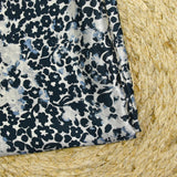 Satin de soie imprimé fleurs à l'encre fond gris perle
