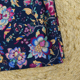 Satin de soie imprimé fleurs indiennes violine fond marine