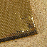 Sequins dorés sur mousseline
